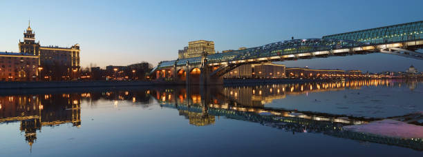 日没のモスクワの街並み - moscow russia russia river panoramic ストックフォトと画像