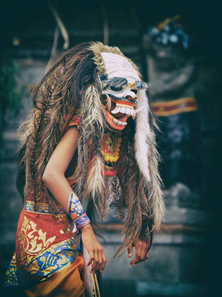 tancerz w tradycyjnej balijskiej masce demona rangdy - rangda zdjęcia i obrazy z banku zdjęć