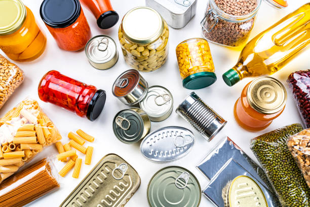 alimentos no perecederos: conservas, conservas, salsas y aceites sobre fondo blanco. - non perishable fotografías e imágenes de stock