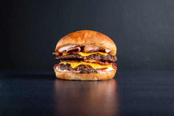 double medallon burger with cheese vegetables and dressings - bacon cheeseburger imagens e fotografias de stock