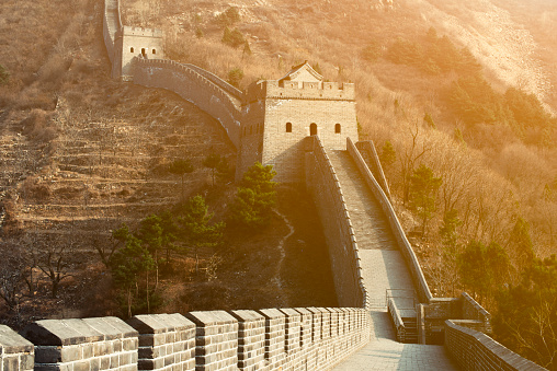 La Gran Muralla China al atardecer. La estructura más larga hecha por el hombre en el mundo photo