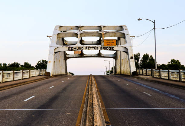 pont edmund pettus - selma alabama photos et images de collection