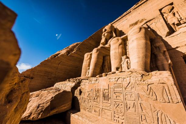 altägyptischer tempel von ramses ii gebaut, seiner frau nefertari gewidmet, im stein des berges geformt, in abu simbel neben dem nasser see in nubien, ägypten, afrika, nefertari - esna stock-fotos und bilder