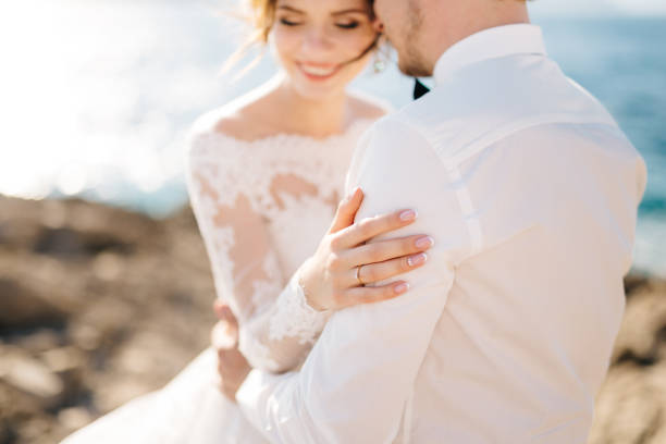 narzeczeni przytulają się na skalistej plaży na wyspie mamula - wedding beach bride groom zdjęcia i obrazy z banku zdjęć