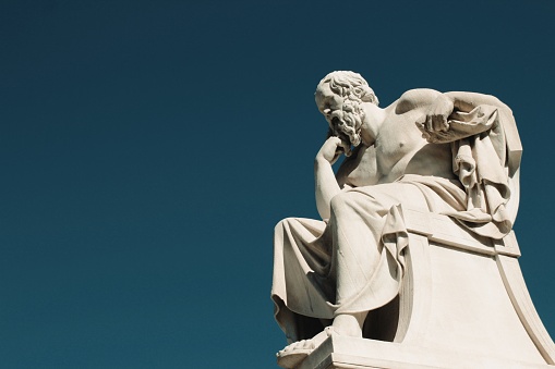 Estatua del antiguo filósofo griego Sócrates en Atenas, Grecia photo