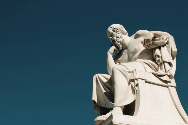 estatua del antiguo filósofo griego sócrates en atenas, grecia - neo classical fotografías e imágenes de stock
