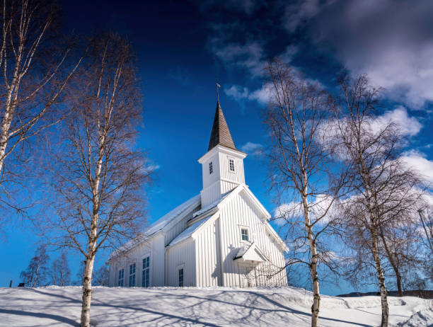 chiesa di hattfjelldal, norvegia. giornata molto soleggiata, molta neve, cielo blu molto profondo e quasi nessuna nuvola, vista frontale - church in the snow foto e immagini stock