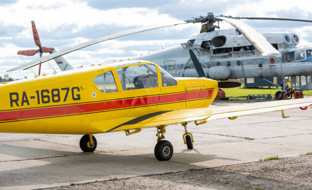 avión en el aeropuerto internacional - skyhawk fotografías e imágenes de stock