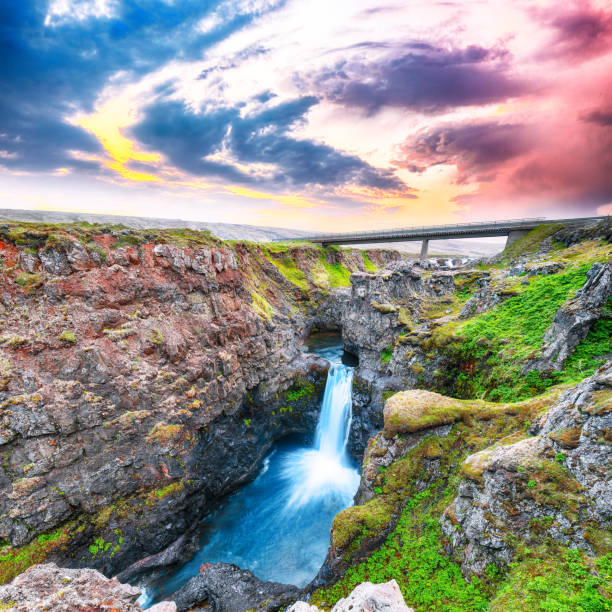 canyon di kolugljufur e cascate di kolufossar - kolufossar foto e immagini stock