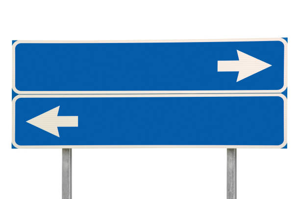 교차로 도로 표지판 표지판, 두 개의 흰색 오른쪽, 왼손 화살표, 프레임 블루 격리 복사 공간 배경 클로즈업, 회색 극 기둥 - directional sign crossroads sign distance sign sign 뉴스 사진 이미지