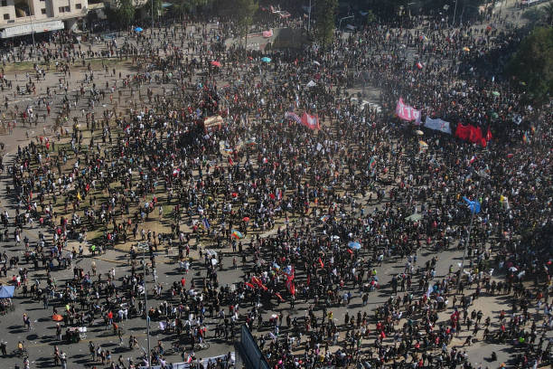 manifestantes en santiago de chile - best of fotografías e imágenes de stock