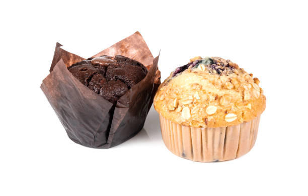ブルーベリーとチョコレートマフィンは白い背景に分離 - muffin blueberry muffin blueberry isolated ストックフォトと画像