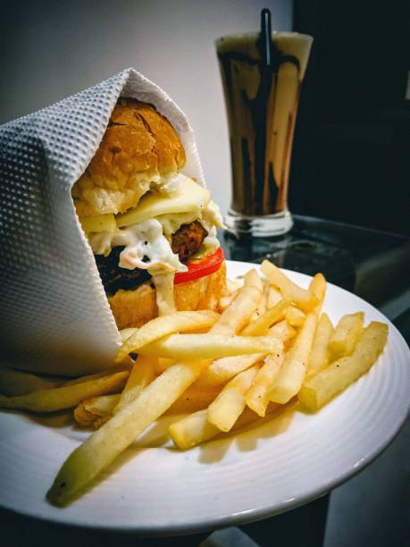 burger - take out food fast food vertical tomato imagens e fotografias de stock