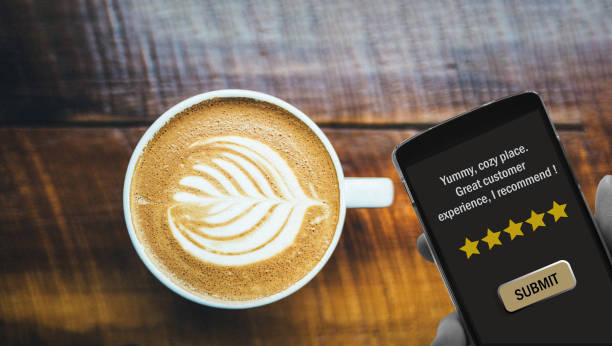 concepto de experiencia del cliente, valoración de restaurantes de comida. vista superior de un hombre que usa un smartphone en cafe o restaurante para feedback five star rating en la aplicación de encuesta de satisfacción en línea, - restaurant review fotografías e imágenes de stock