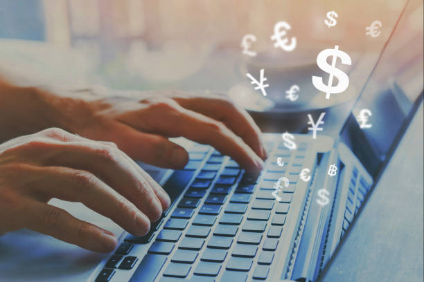 transferencia de dinero en línea, enviar fondos, cambio de divisas - euro symbol currency internet computer keyboard fotografías e imágenes de stock