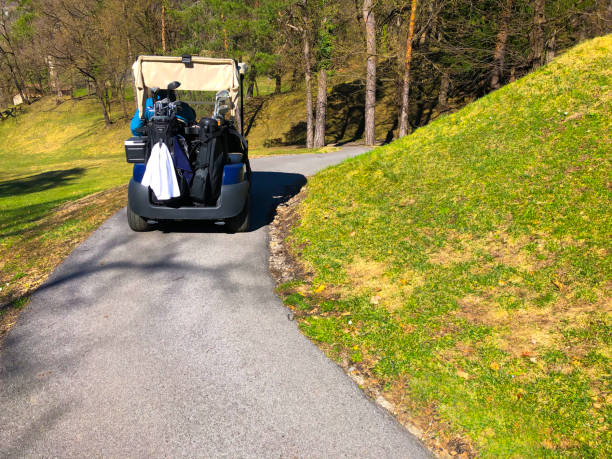 カートパス上のゴルフカー - golf cart golf bag horizontal outdoors ストックフォトと画像