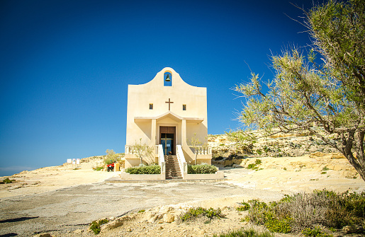 Pequeña iglesia católica cerca de Azure Window, Isla Gozo, Malta photo