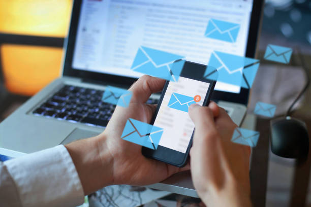 이메일 마케팅 개념, 스마트폰으로 전자 메일을 읽는 사람 - 마케팅 뉴스 사진 이미지