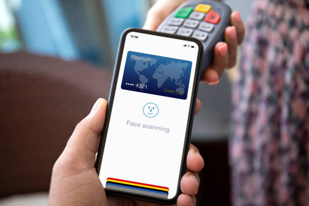 電話と支払いの人の支払い購入オンライン端末 - pin head ストックフォトと画像