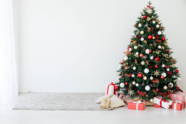 weihnachtsdekoration haus weihnachtsbaum mit geschenken für das neue jahr 2021 2022 - christmas tree stock-fotos und bilder