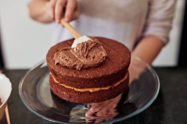 schichten und schichten schokoladigen güte - kuchen backen stock-fotos und bilder