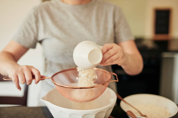 plus vous tamisez, plus le gâteau est pelucheux - sifting photos et images de collection