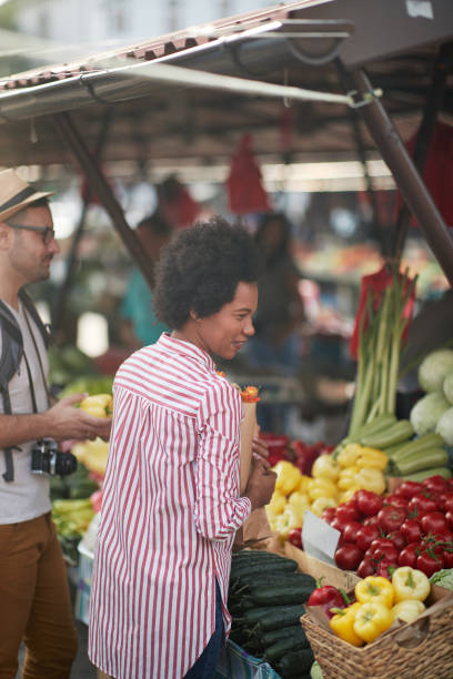 Sales of fresh and organic vegetables and fruits at the green market or farmers market. Young buyers choose and buy products for healthy food in grocery. All for diet healthy eating, lifestyle. venta de verduras y frutas frescas y orgánicas en el mercado verde o en el mercado de agricultores. los compradores eligen y compran productos para alimentos saludables en el supermercado. todo para dieta alimentación saludable, estilo de vida.