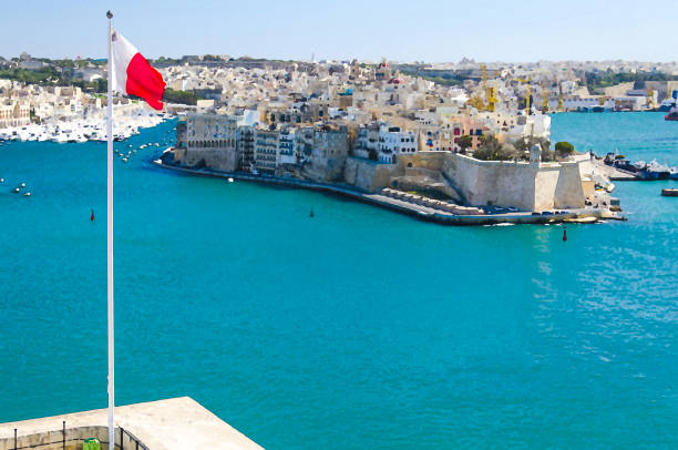 aquarell zeichnung von blick auf l-isla halbinsel, hafen und grand harbor von valletta von saluting batterie am fort lascaris st. angelo von la vittoriosa oberen barrakka gärten, malta - l isla stock-fotos und bilder