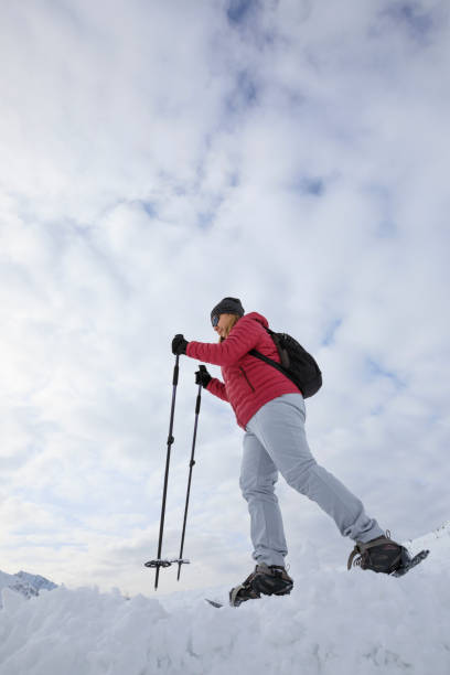 ciasciò amatoriale sport invernali donna snowshoe walker che corre nella neve polverosa stazione sciistica dolomiti in italia - skiing point of view foto e immagini stock