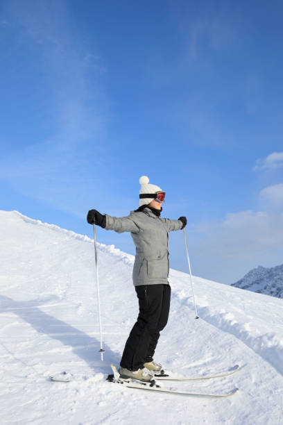 sport invernali amatoriali giovane sciatrice sciatrice sciatrice nella soleggiata stazione sciistica dolomiti in italia - skiing point of view foto e immagini stock