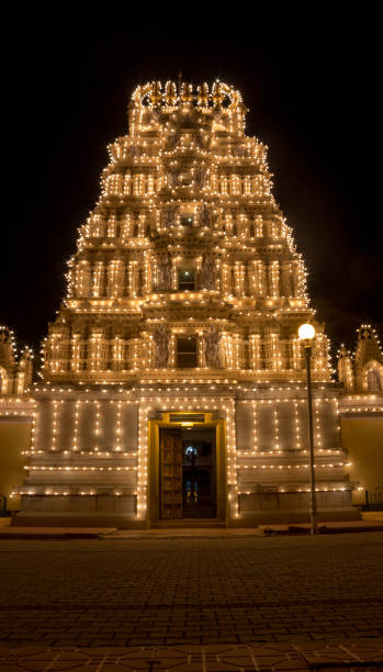 un temple hindou shiva à l’intérieur du palais d’ambavilas orné de lumières pour le festival national du dussehra à mysuru dans le karnataka / inde. - shiv bangalore shiva god photos et images de collection