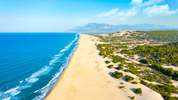 vista real de una playa de patara intacta en antalya,turquía - patara fotos fotografías e imágenes de stock