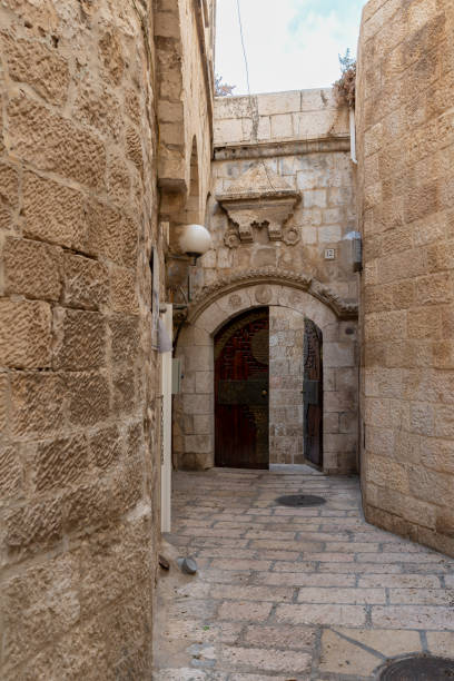 тихая улица бейт-эль в еврейском квартале в старом городе иерусалиме, израиль - el aqsa стоковые фото и изображения