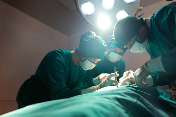 médicos estão tratando pacientes em salas de cirurgia equipados com equipamentos médicos modernos. - equipped - fotografias e filmes do acervo