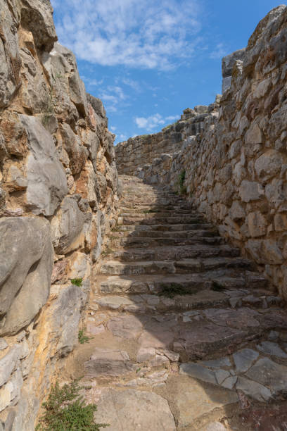 ruinen der tiryns-hügelfestung mit einer besetzung von siebentausend jahren, von vor beginn der bronzezeit. argolis, peloponnes,griechenland - hillfort stock-fotos und bilder