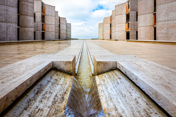 architecture symétrique de l’institut salk à san diego avec le point de disparition de fontaine - salk institute photos et images de collection