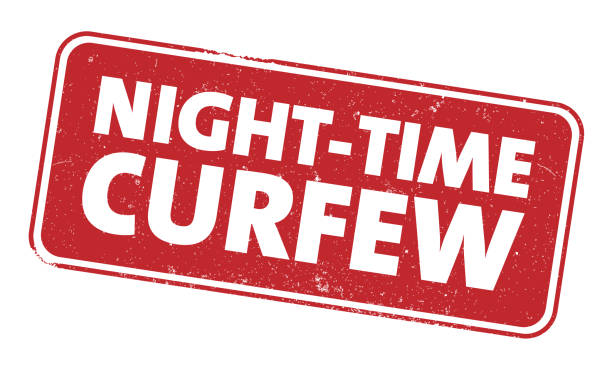 rote grunge nighttime curfew zeichen oder stempel - curfew stock-grafiken, -clipart, -cartoons und -symbole