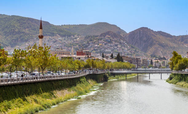 hatay, centro da cidade de antakya e vista para o rio asi. turquia - antakya - fotografias e filmes do acervo