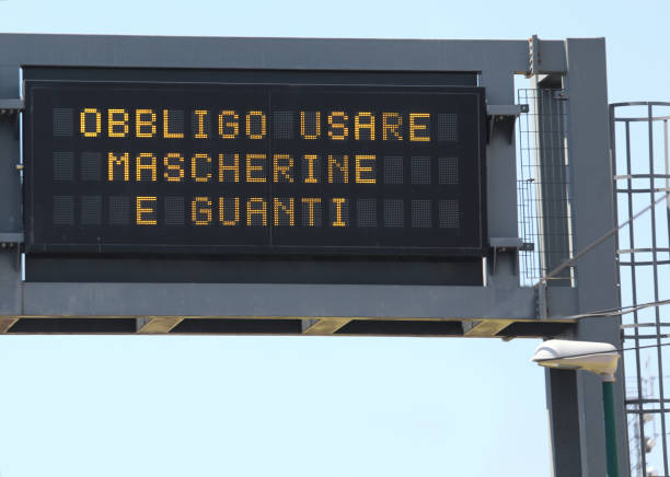 istock Pannel with italian text that means obligation to use surgical m 1282885159