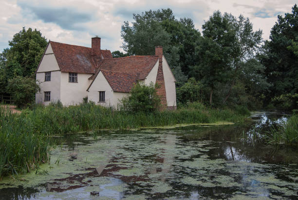 willy lotts cottage en dedham vale, reino unido se hizo famoso por john constables pintura "the haywain" - john constable fotografías e imágenes de stock