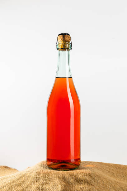 bouteille en verre de vin mousseux rosé lambrusco - lambrusco photos et images de collection