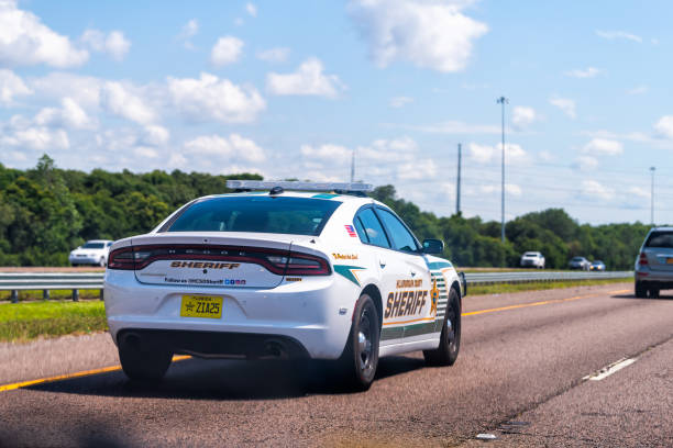 carretera de la autopista de florida cerca de tampa con coche de policía del sheriff de tráfico - sheriff fotografías e imágenes de stock