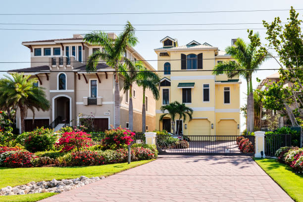 fort myers beach, florida mit luxushäusern an der uferpromenade mit moderner torarchitektur - boulevard mansion road grounds stock-fotos und bilder