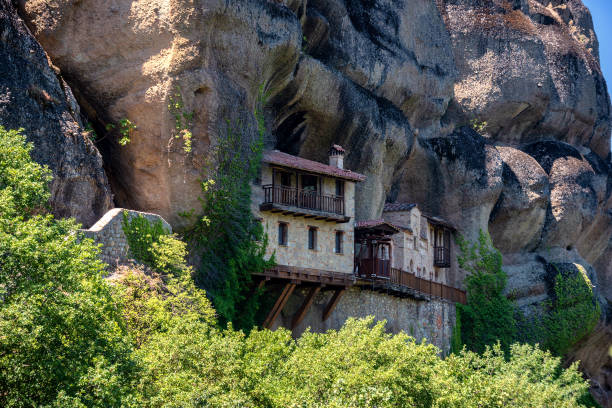 mosteiro ypapanti em meteora, kalampaka, grécia - meteora monk monastery greece - fotografias e filmes do acervo