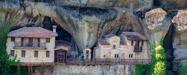 mosteiro ypapanti em meteora, kalampaka, grécia - meteora monk monastery greece - fotografias e filmes do acervo