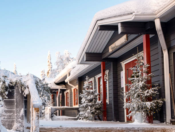 casas de madera cubiertas de nieve y una terraza. laponia de invierno. - cabin snow finland lapland fotografías e imágenes de stock