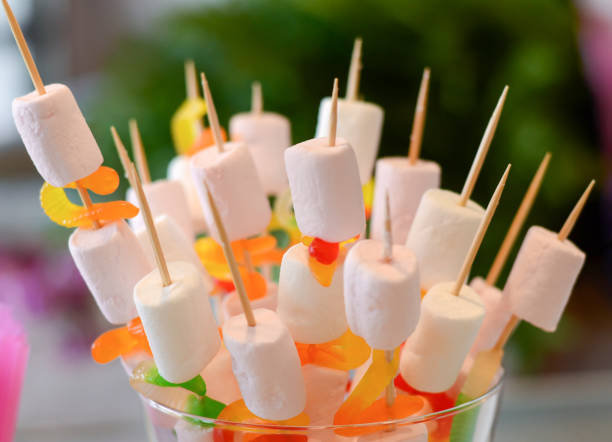 marshmallow candy kebab gummy worms jar skewer stick party kids birthday celebration event - unhealthy eating copy space marshmallow softness - fotografias e filmes do acervo