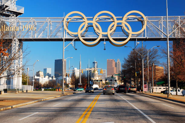 anelli olimpici su atlanta - olympian foto e immagini stock