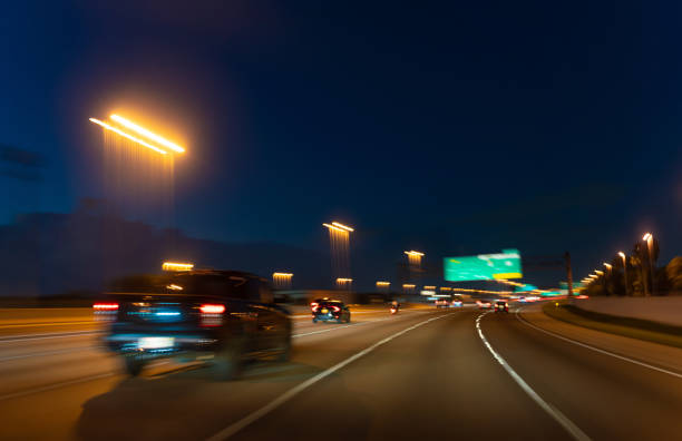 pick-up-lkw-geschwindigkeit am florida turnpike - palmetto stock-fotos und bilder