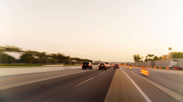 der verkehr staut sich schnell auf der autobahn - palmetto stock-fotos und bilder